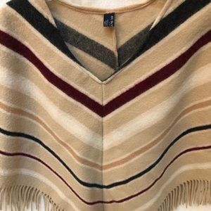 Burberry 100% Lambswool Cape with Fringe
